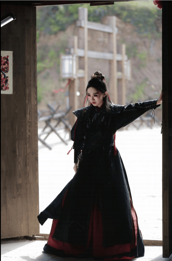 29岁女演员回应在餐厅当服务员：有份相对稳定的收入更有底气，为梦想奋斗不丢脸