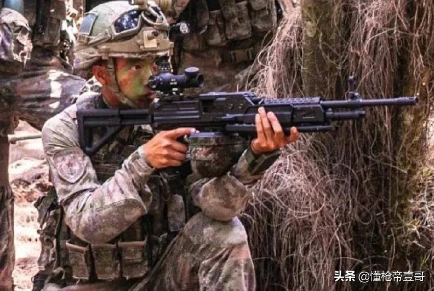 中国新机枪首曝“高清无码”大图，解放军终于可以用弹链泼水了