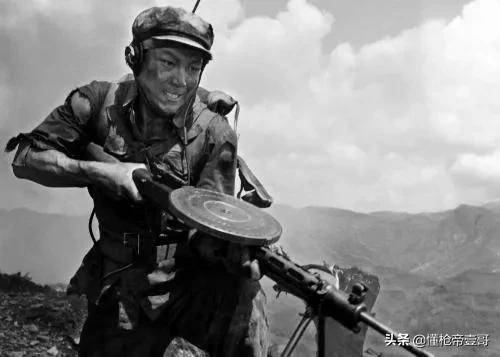 中国新机枪首曝“高清无码”大图，解放军终于可以用弹链泼水了