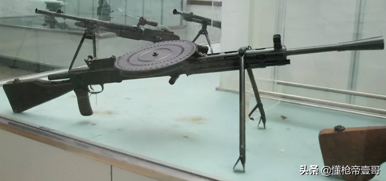 中国新机枪首曝“高清无码”大图，解放军终于可以用弹链泼水了