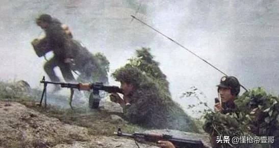 中国新机枪首曝“高清无码”大图，解放军终于可以用弹链泼水了