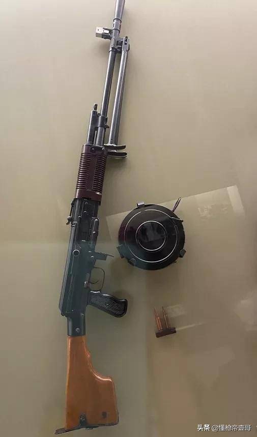 中国新机枪首曝“高清无码”大图，解放军终于可以用弹链泼水了