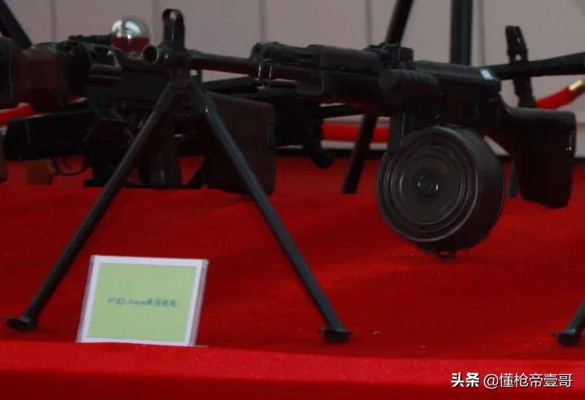 中国新机枪首曝“高清无码”大图，解放军终于可以用弹链泼水了
