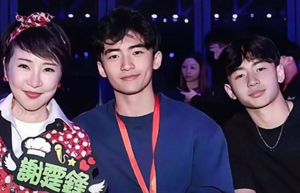 张柏芝为大儿子Lucas庆祝18岁生日，母子三人一同前往餐厅，互动温馨有爱