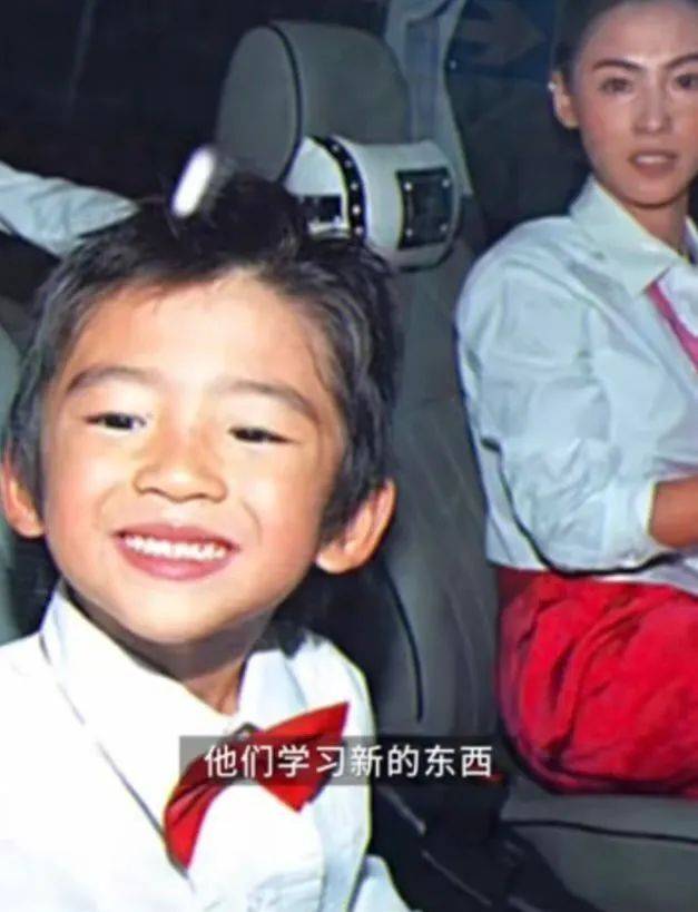 张柏芝为大儿子Lucas庆祝18岁生日，母子三人一同前往餐厅，互动温馨有爱