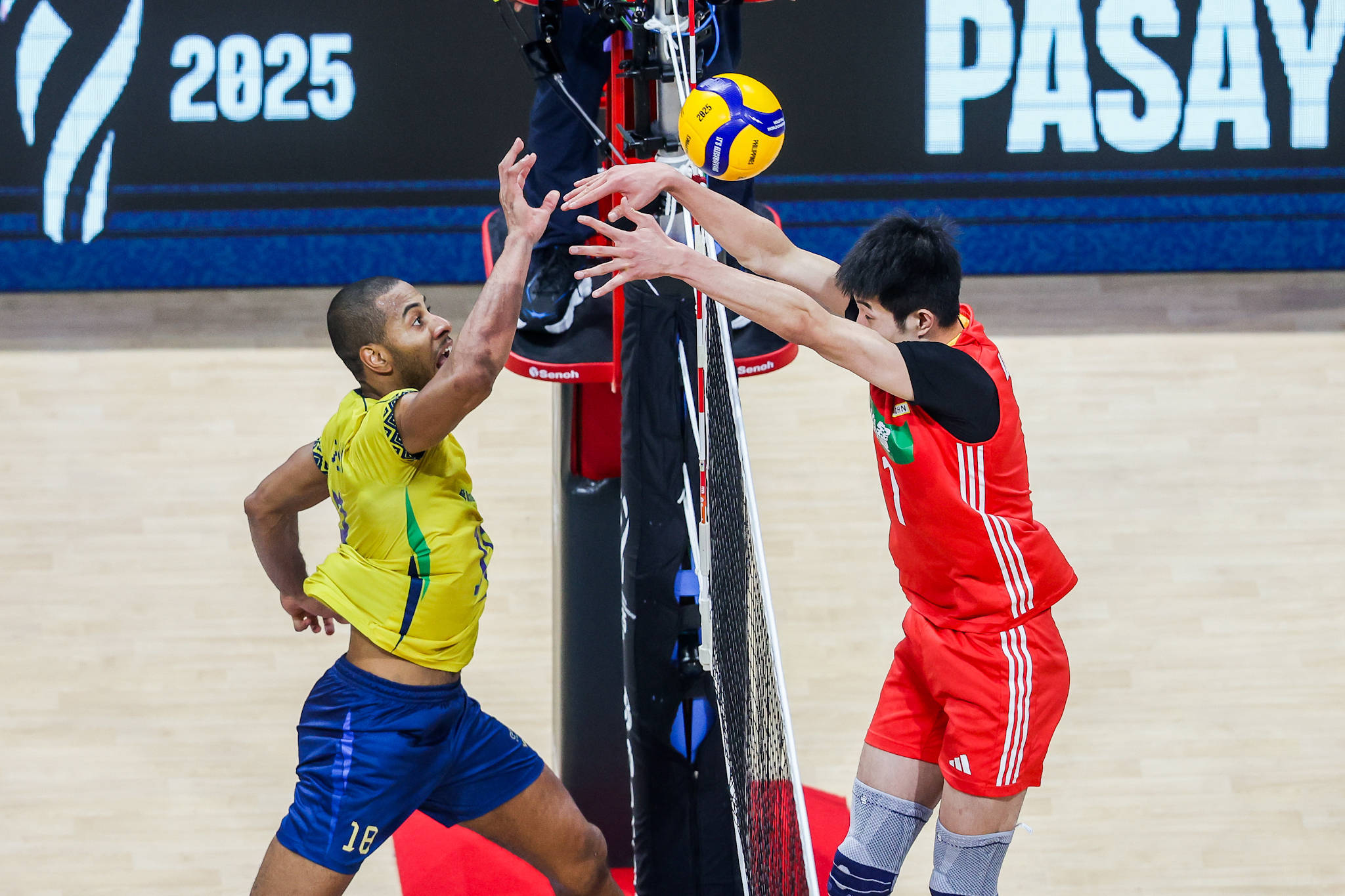 （体育）排球——男排世锦赛：中国队不敌巴西队