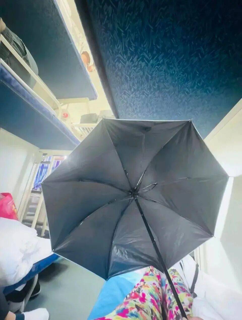 女生躺火车卧铺打伞遮隐私,“过道坐着两名陌生男乘客”,12306回应