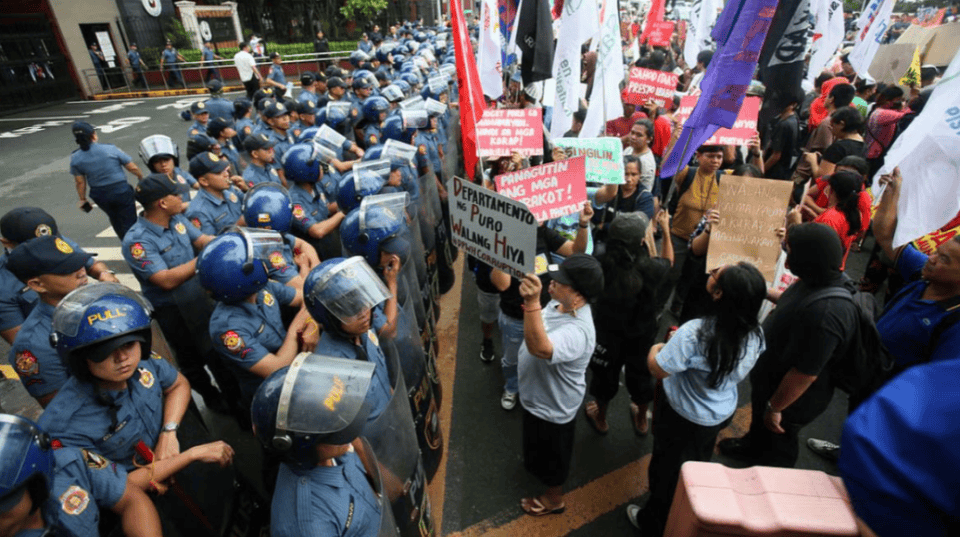 菲国内爆发动乱,民众抗议马科斯,军警出面镇压