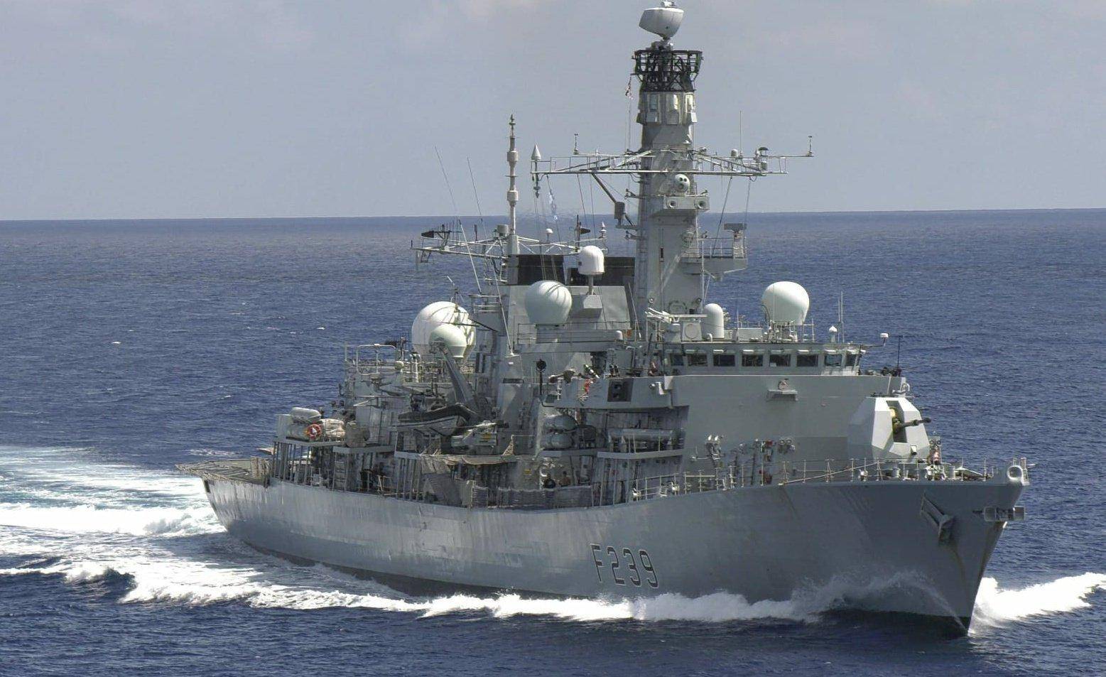 福建舰刚进入，台湾海峡发生激烈对峙：面对直10，英美军舰老实了