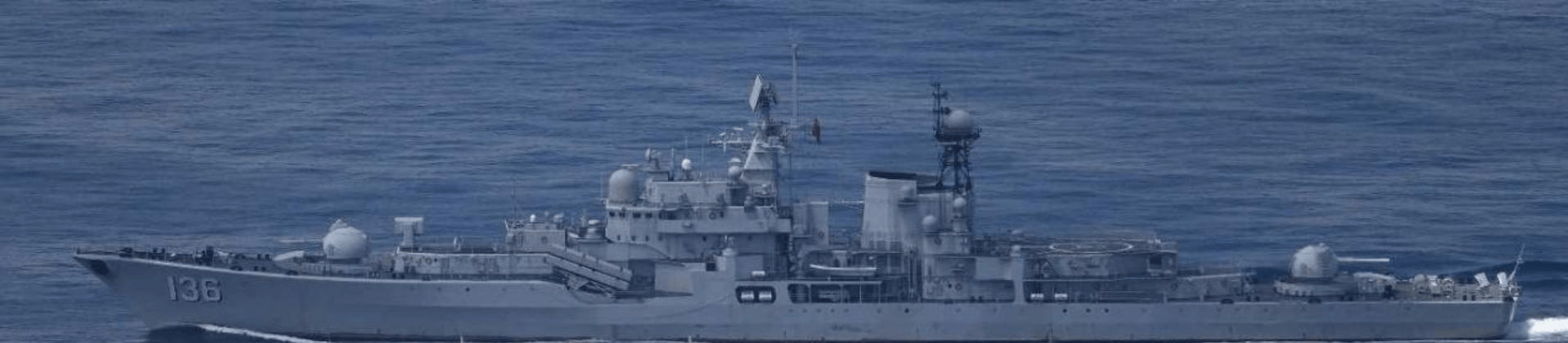 福建舰刚进入，台湾海峡发生激烈对峙：面对直10，英美军舰老实了