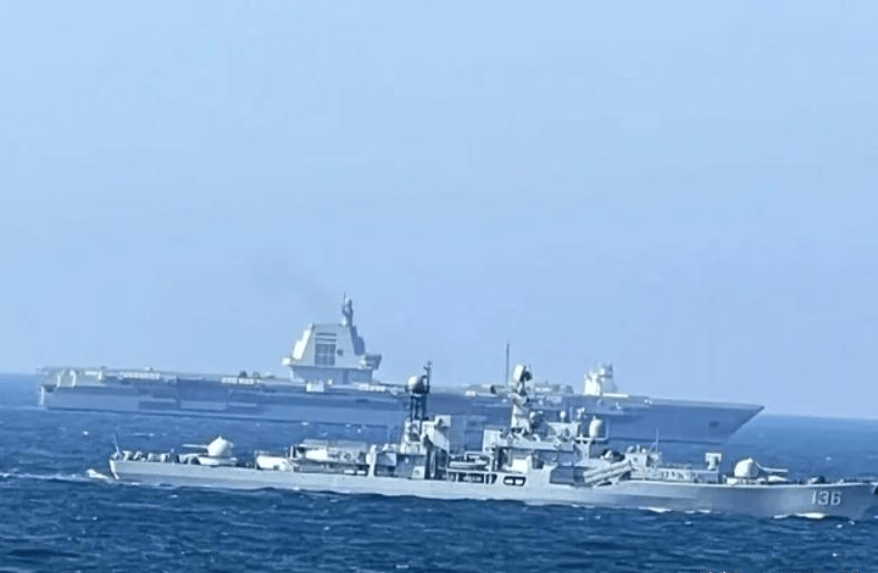 福建舰刚进入，台湾海峡发生激烈对峙：面对直10，英美军舰老实了