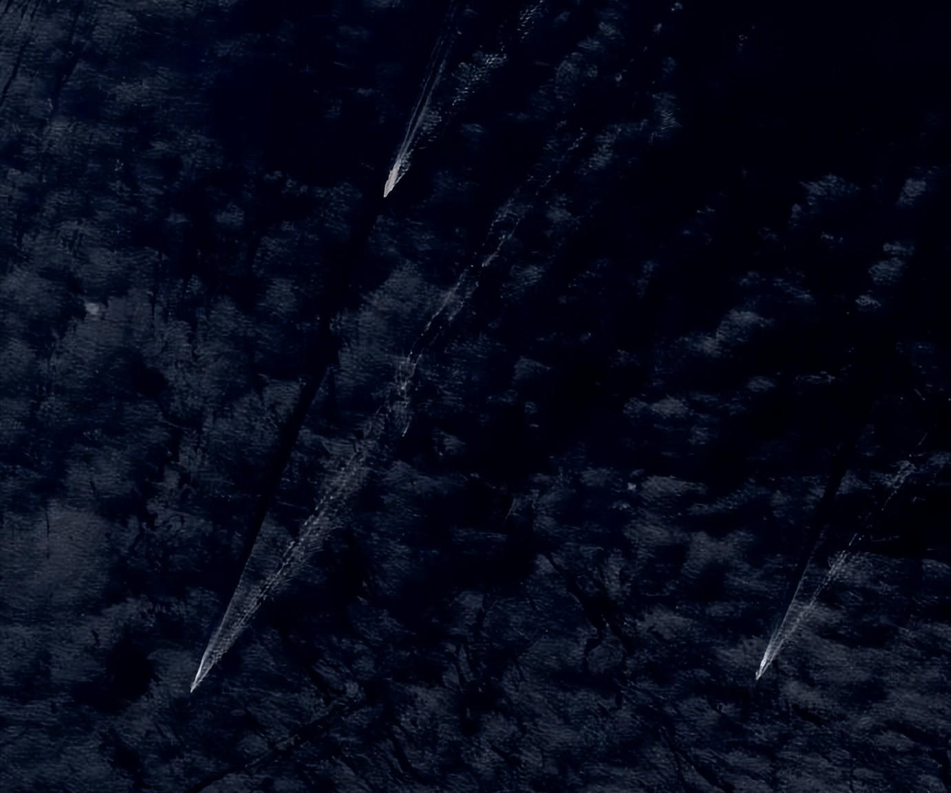 福建舰刚进入，台湾海峡发生激烈对峙：面对直10，英美军舰老实了