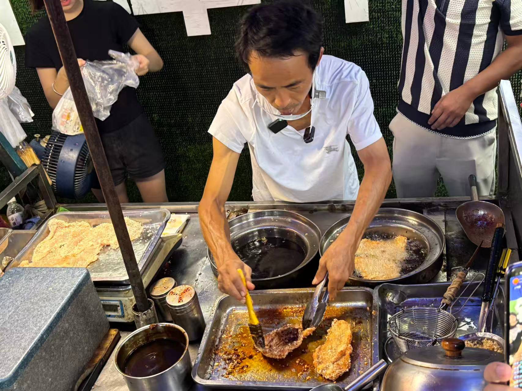 景德镇“鸡排哥”回应只睡四小时：顾客雨中排队，我根本不能算累