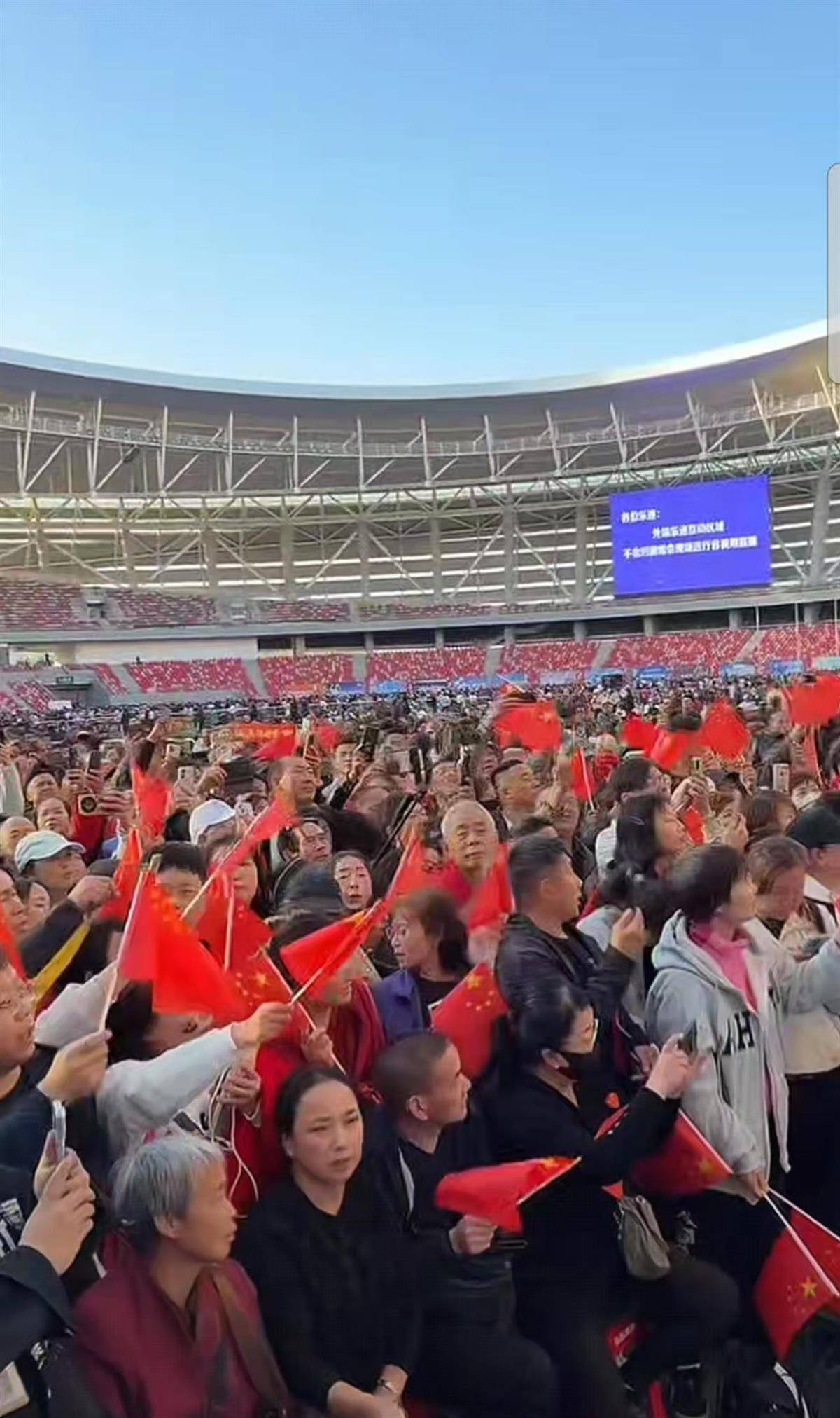 刀郎乌鲁木齐演唱会开唱,场外有刀迷免费为大家提供伙食,民宿老板宣布:持演唱会门票免费入住