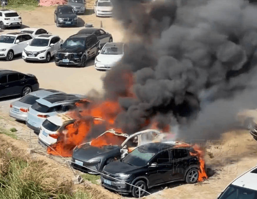 一电动汽车突然起火，致多车被烧毁！官方回应