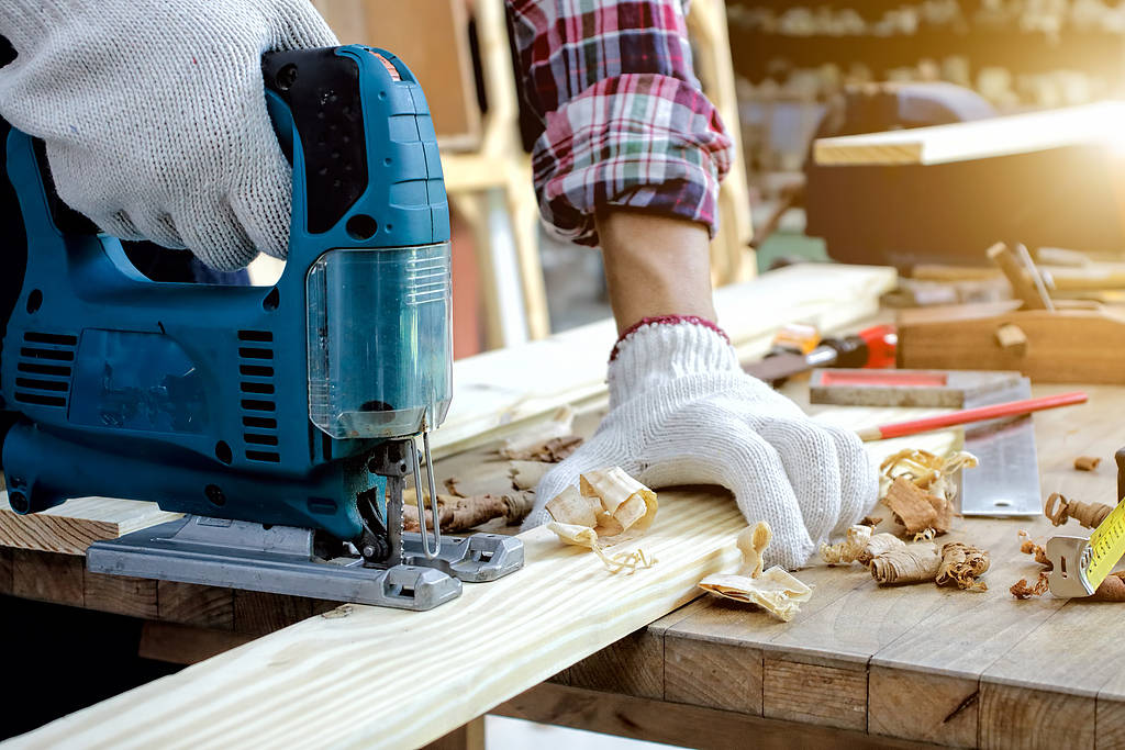 县城工厂缩招 工人20年后再次外出打工