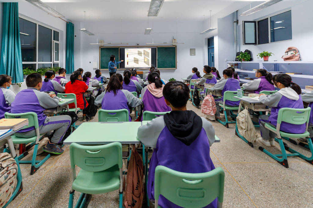 开学前接调岗电话,小学老师仓促教初中