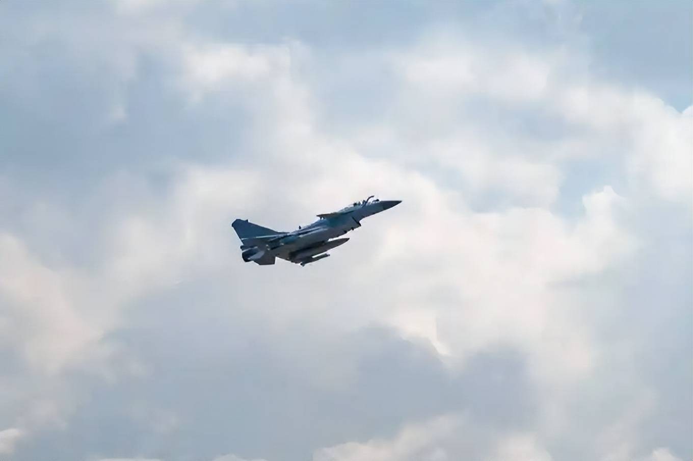 中国歼-10C机群飞越红海，西方雷达竟毫无反应！印尼马上宣布采购42架
