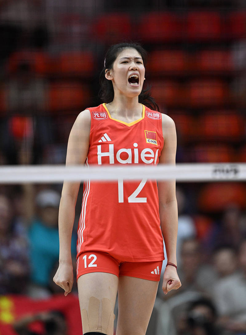 十五运｜中国女排两大主攻对决，李盈莹坦言要向前辈学习：朱婷在，就不算爆冷