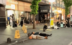 日本一女子钻街头寄存柜睡觉，睡衣玩偶拖鞋装备齐全